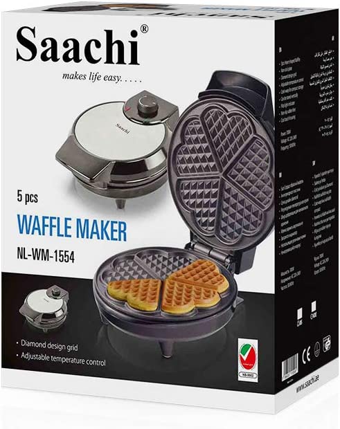 صانعة الوافل ساتشي مع فطائر الوافل الصغيرة على شكل قلب