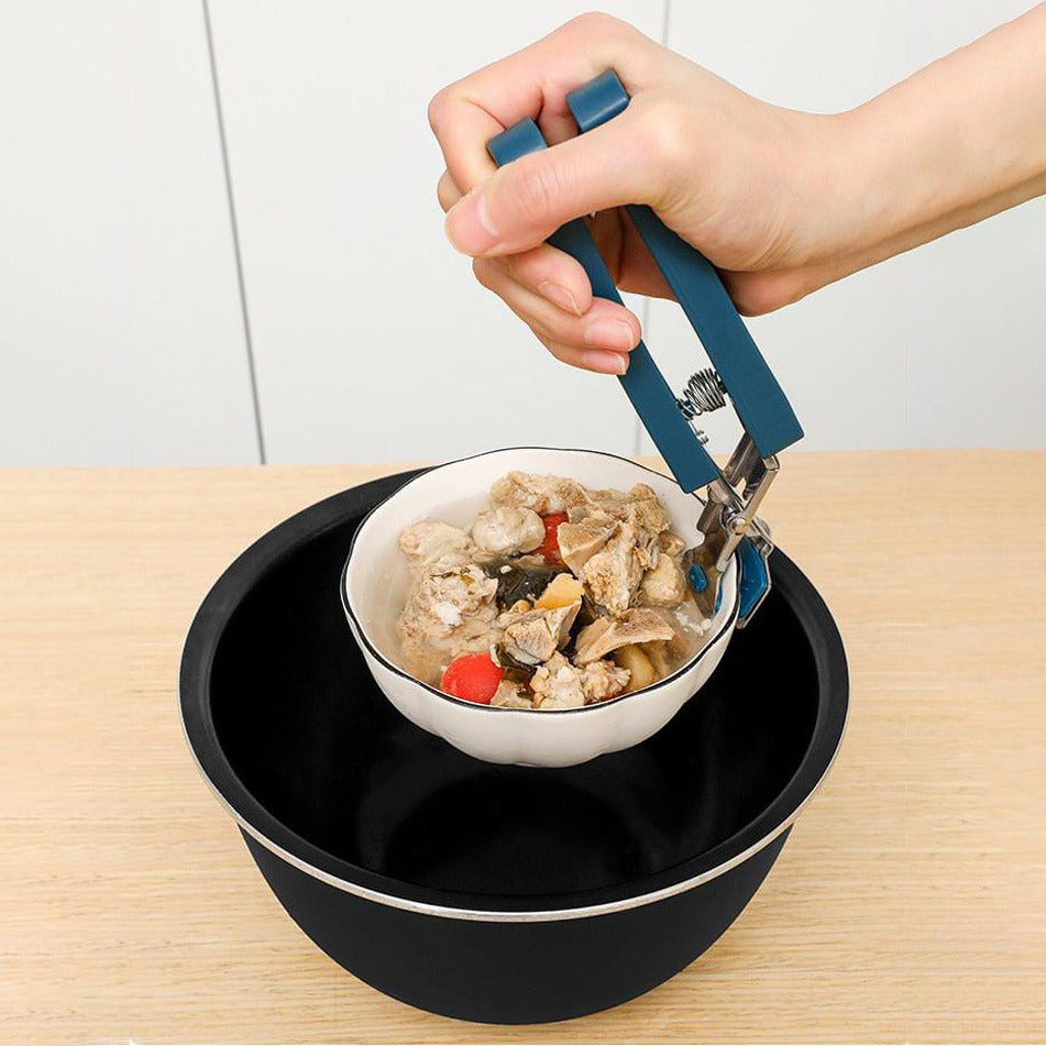 A Person is Holding a Bowl Using Anti-scald Dish Clip