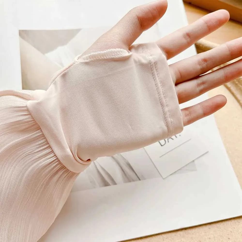 A Lady is Wearing Women Summer Arm Sleeves.