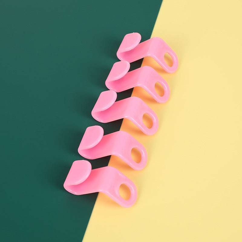 Clothes Hanger Connector Clips in pink color
