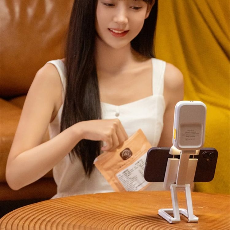 A Lady is Taking video using D2 Pro LED Live Streaming Light Mobile Phone Holder.