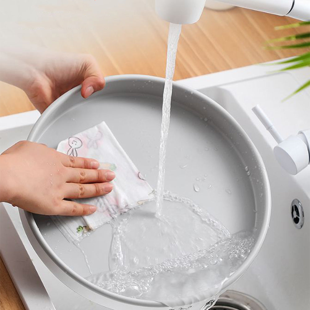 Someone cleaning the Ecoco 360° Rotating Storage Tray