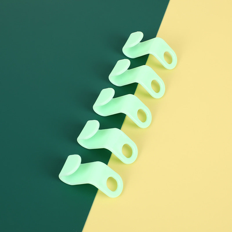 Clothes Hanger Connector Clips in green color