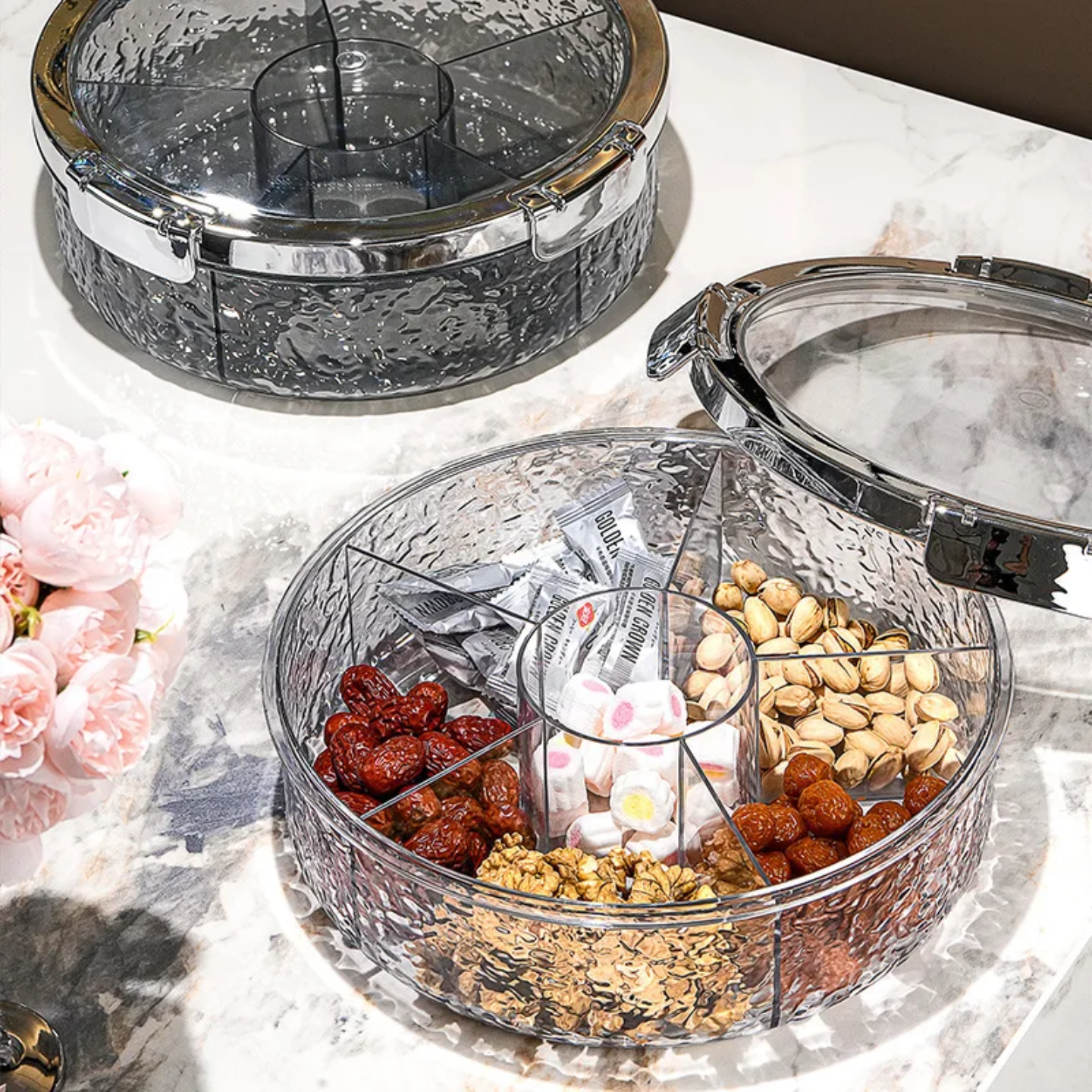 A Press-Down Vacuum Fruit Plate is Organized with Dried Fruits.