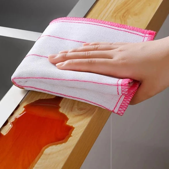 Someone is cleaning wood with the help of a Kitchen Dishwashing Cloth