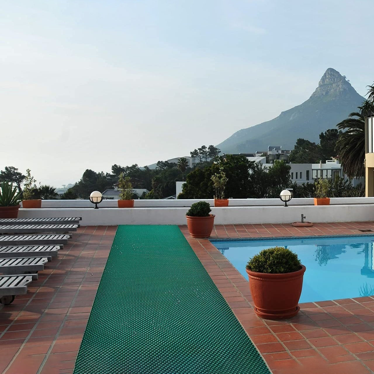 non slippery rug can be used for pool