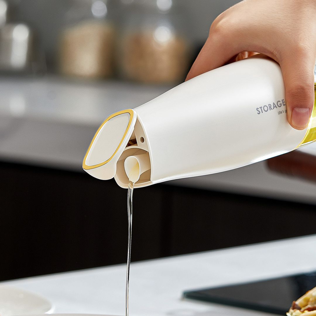 Someone is holding a 500ml automatic opening and closing bottle