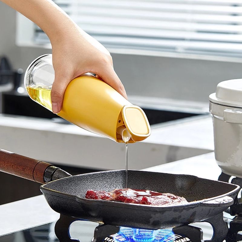 Someone is using a 500ml automatic opening and closing bottle