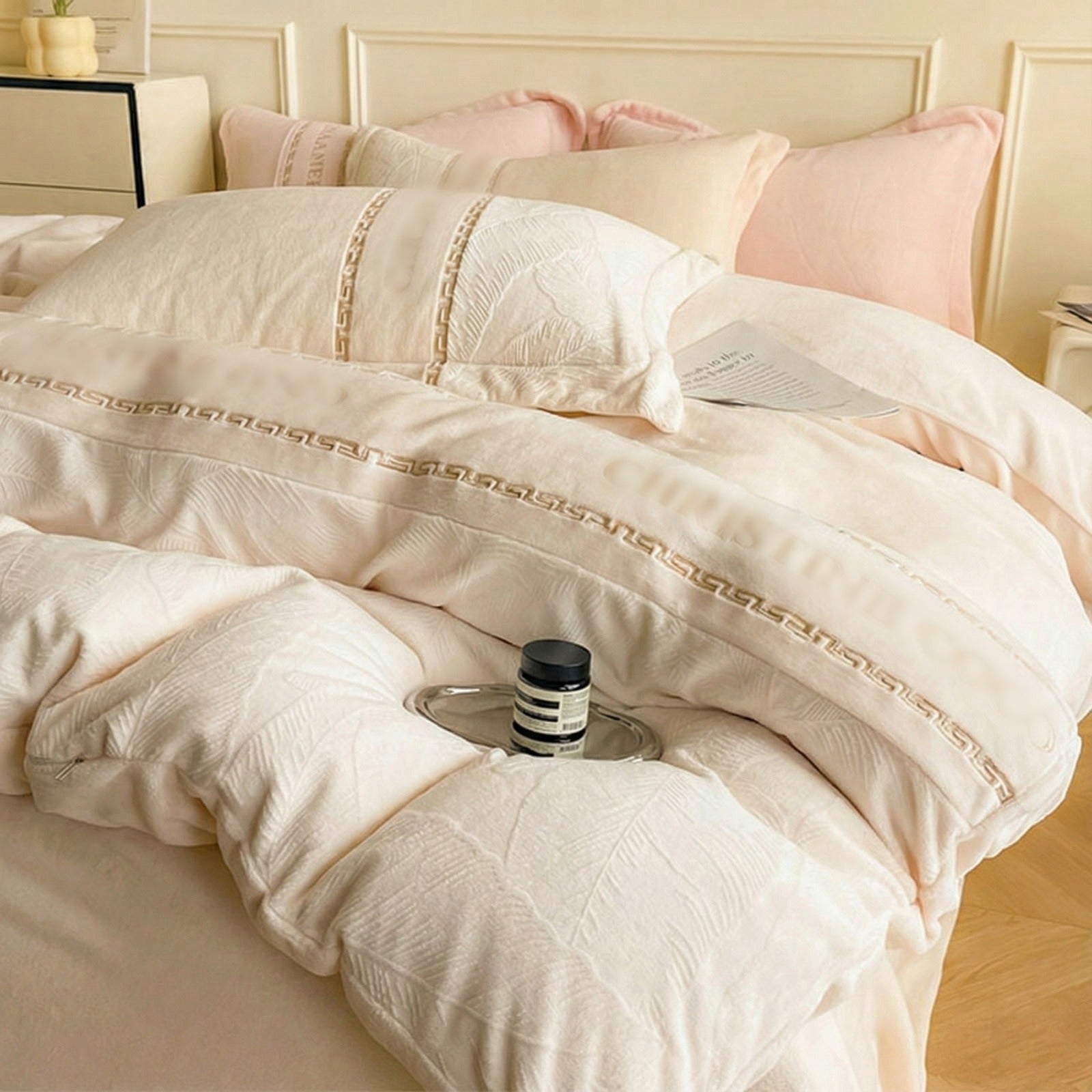 4-Piece Ultra Soft Luxury Bedding Set with Embroidered Pillowcases and Comforter, Premium Cozy Winter Quilt for King Size Bed.