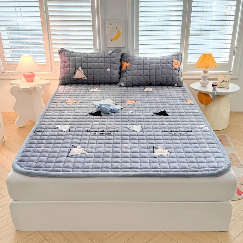 A double-thickened fitted bedsheet is used in the mattress.