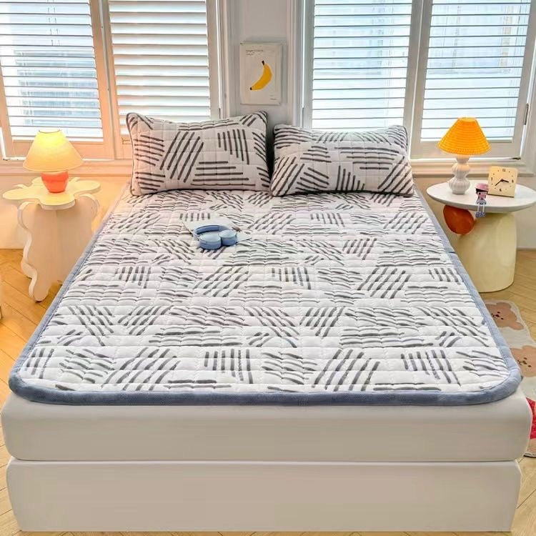 A double-thickened fitted bedsheet is used in the mattress.