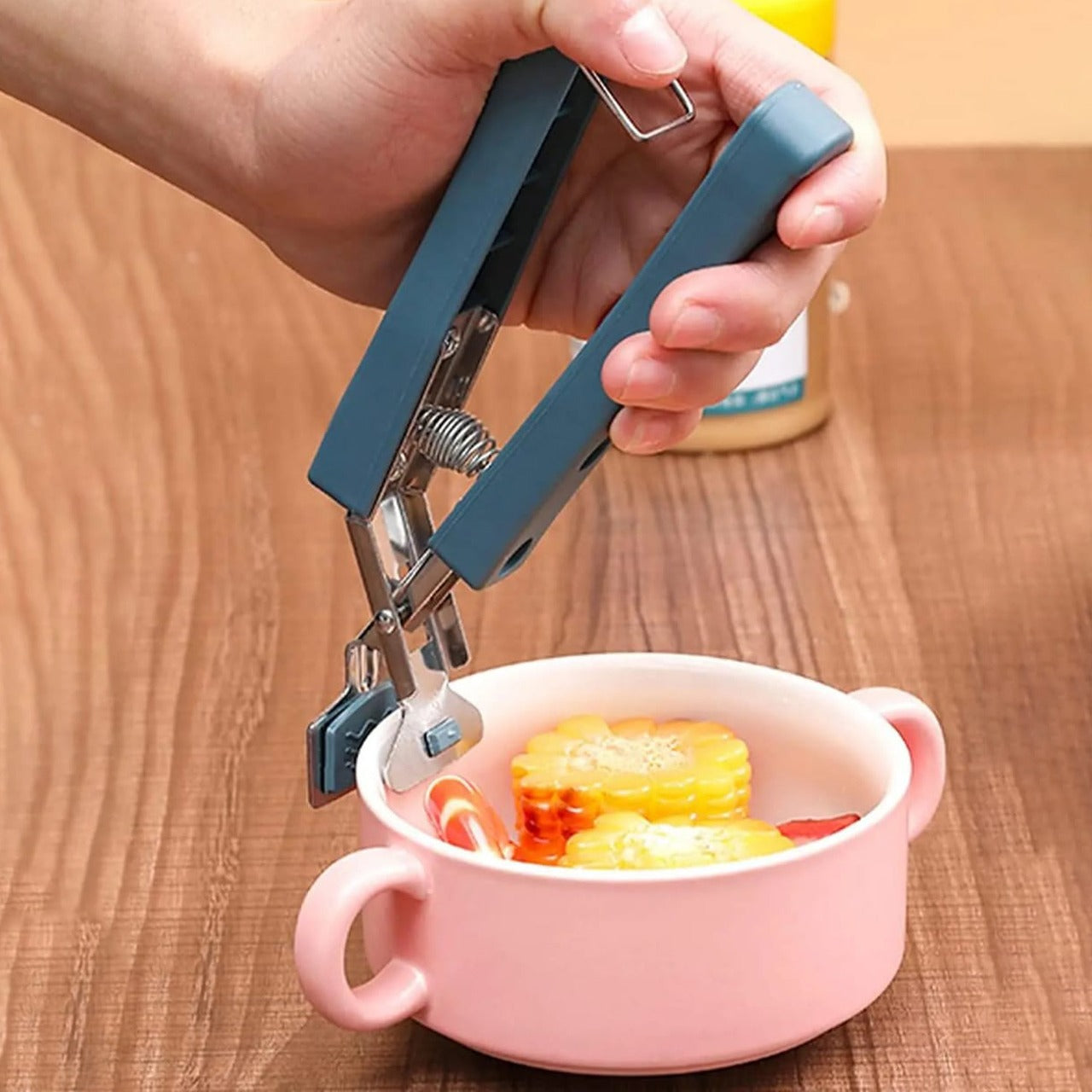 A Person is Holding a Bowl Using Anti-scald Dish Clip 