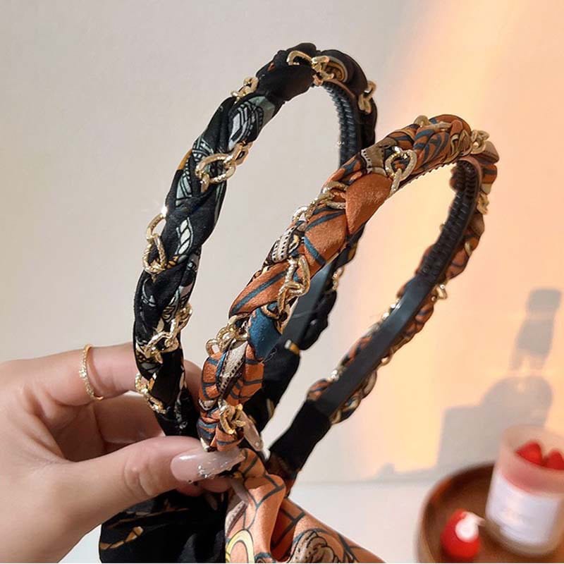 A Person Holding Retro Chain Hair Loop Headband.