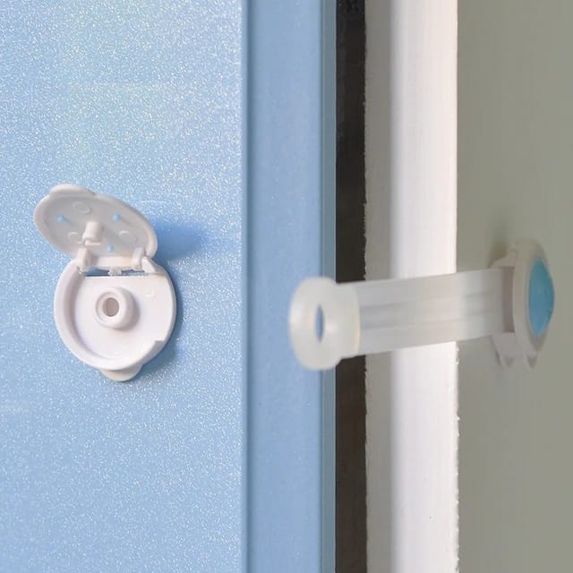Child Safety Lock Latch Clip placed on the door