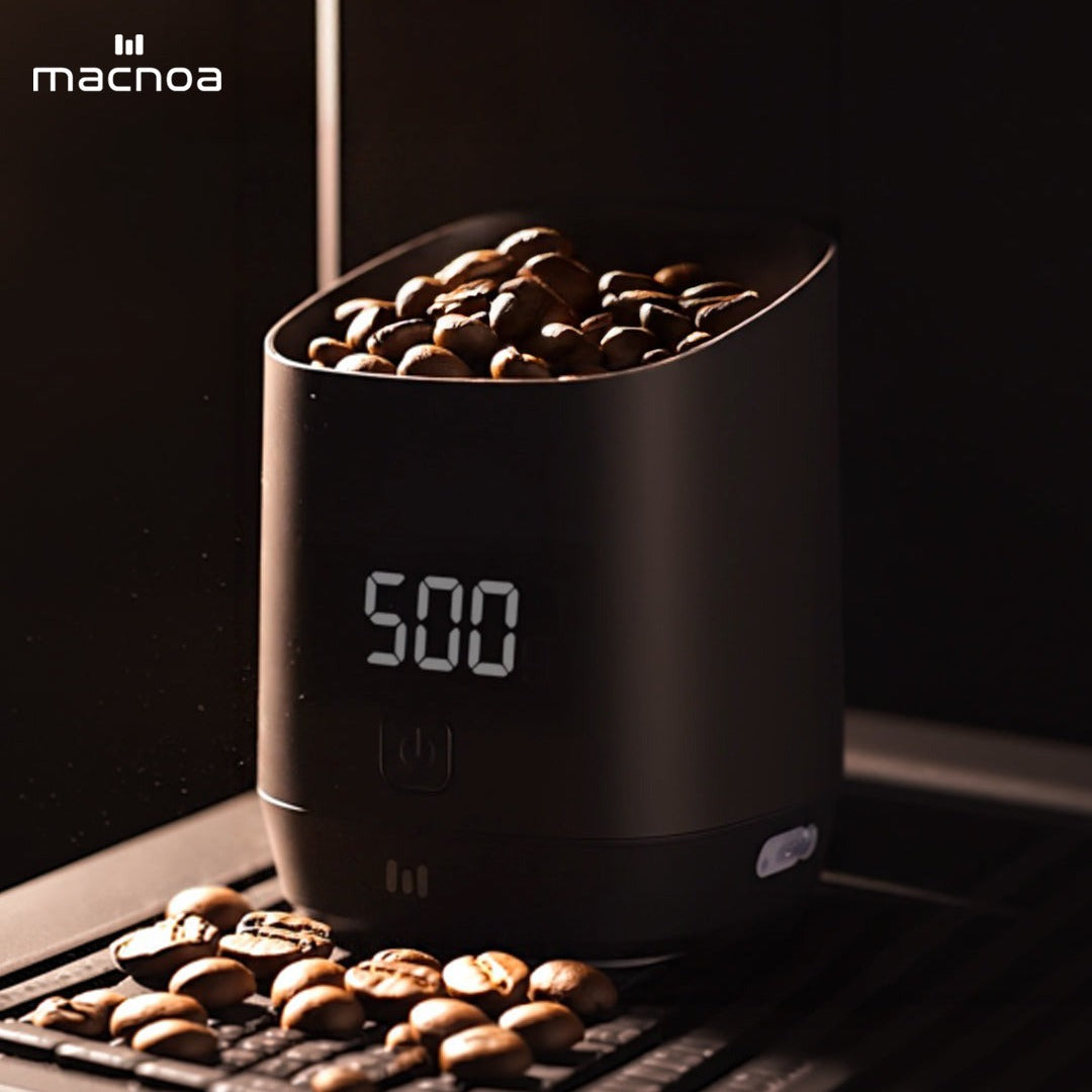 Macnoa MacScale Cup Digital Coffee Dosing Cup with digital display and coffee beans, featuring the brand 'macnoa'.