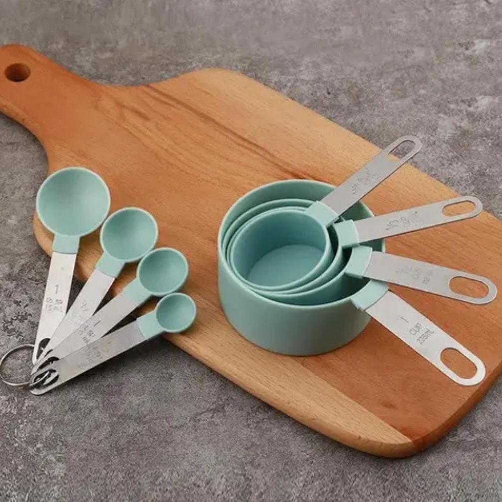 Measuring Cups and Spoons Set.