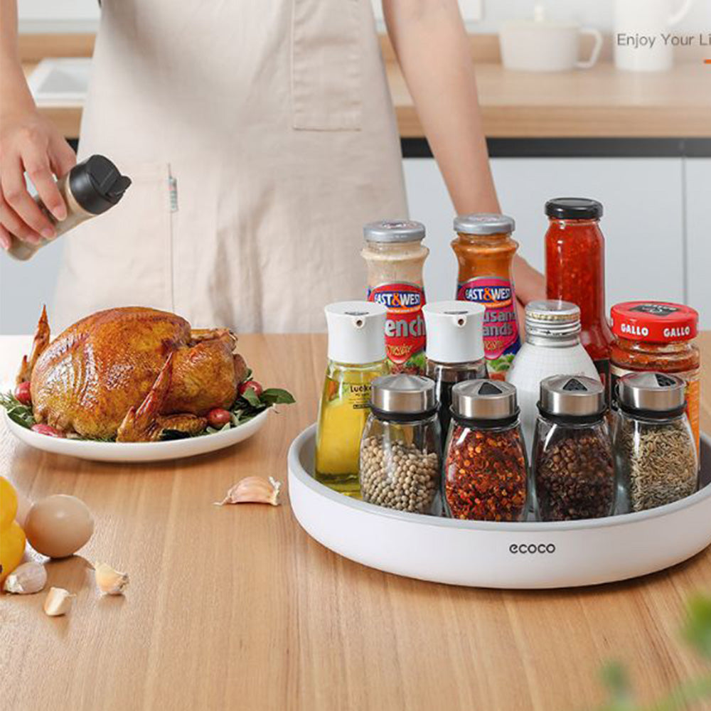Someone cooking with the help of the Ecoco 360° Rotating Storage Tray