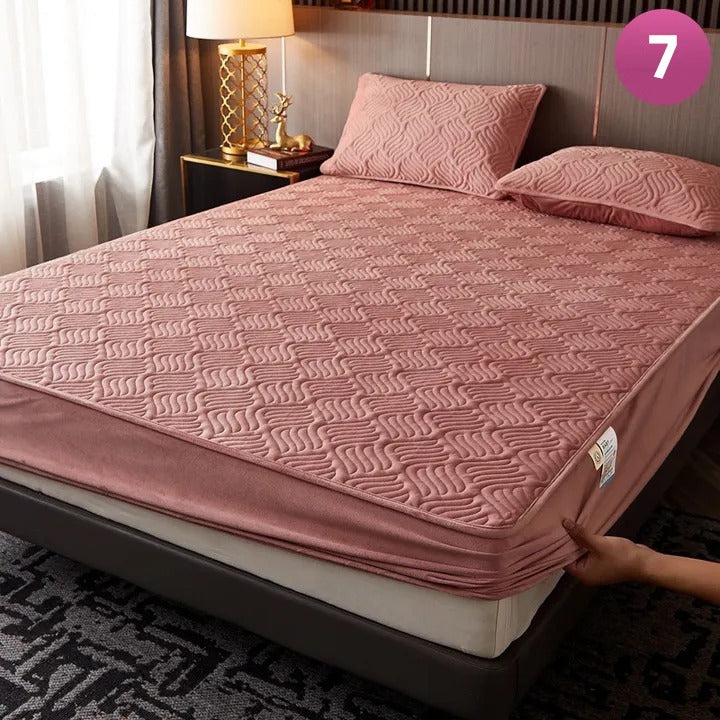 A Person is Fixing Fitted Size Washable Thicken Quilted Velvet Solid Color Mattress Bedsheet 