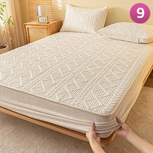 A Person is Fixing Fitted Size Washable Thicken Quilted Velvet Solid Color Mattress Bedsheet 