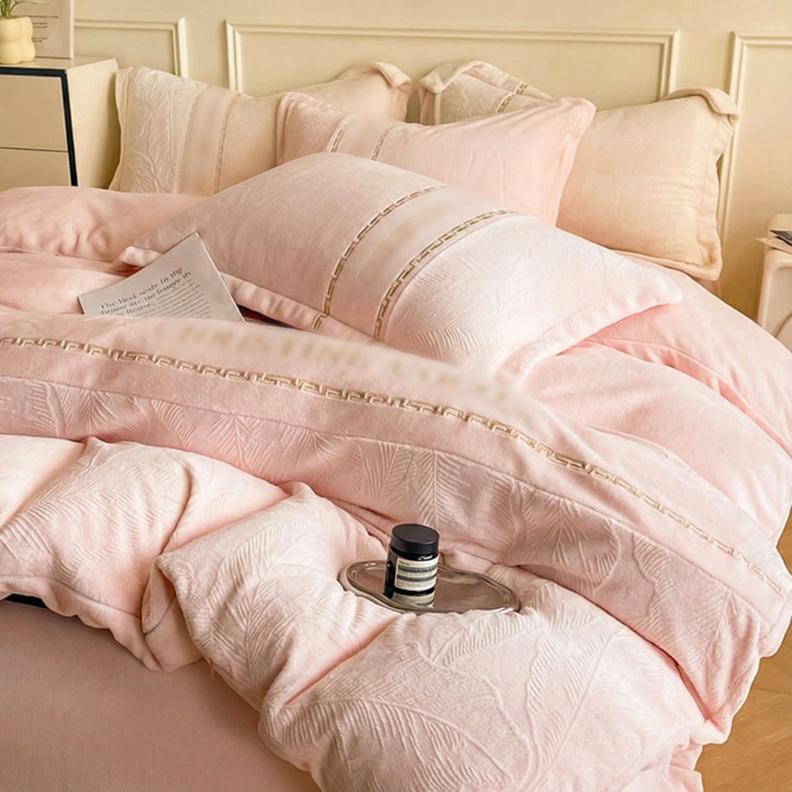 4-Piece Ultra Soft Luxury Bedding Set with Embroidered Pillowcases and Comforter, Premium Cozy Winter Quilt for King Size Bed.