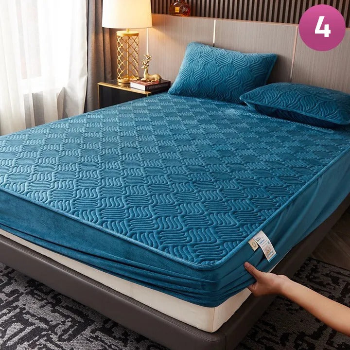A Person is Fixing Fitted Size Washable Thicken Quilted Velvet Solid Color Mattress Bedsheet 