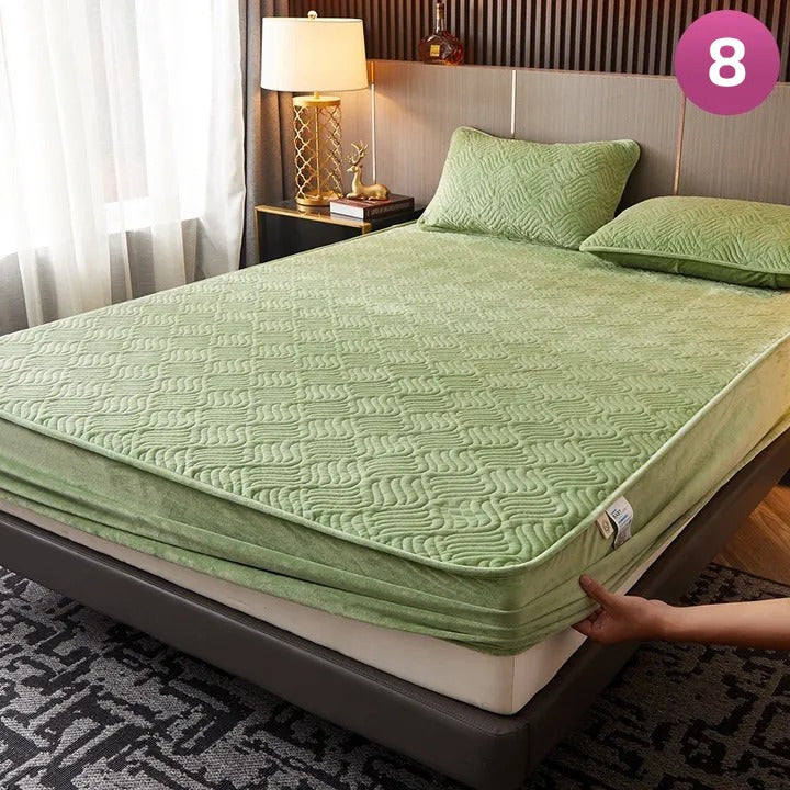 A Person is Fixing Fitted Size Washable Thicken Quilted Velvet Solid Color Mattress Bedsheet 