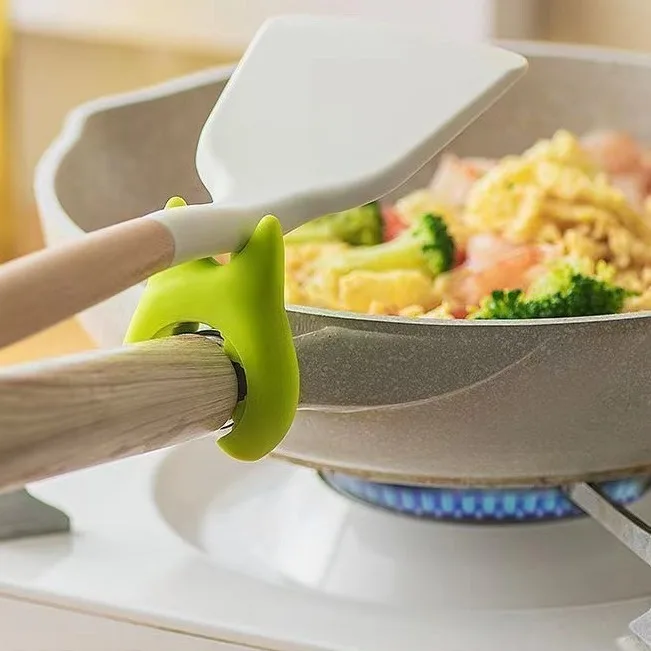 A Spoon is Placed In the Spoon Rest Which is Attached On the Handle Of Pan.