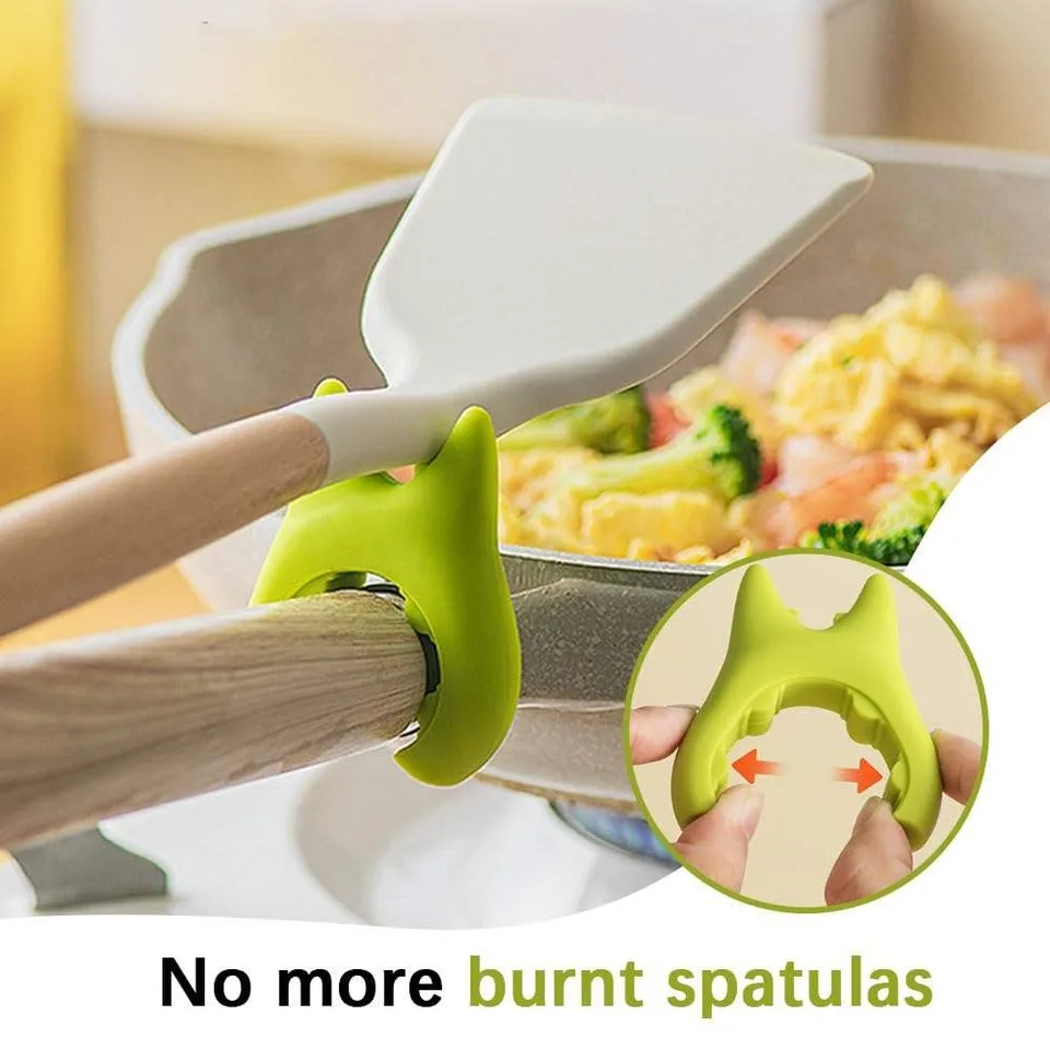 A Spoon is Placed In the Spoon Rest Which is Attached On the Handle Of Pan.