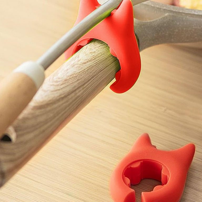 A spoon is placed in the spoon rest, which is attached to the handle of the pan.