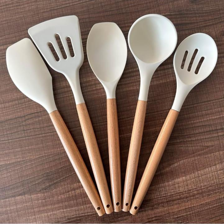 White Kitchen Spoon Utensil Set.