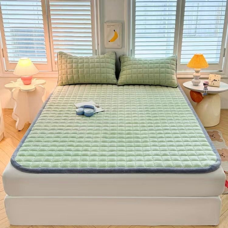 A double-thickened fitted bedsheet is used in the mattress.