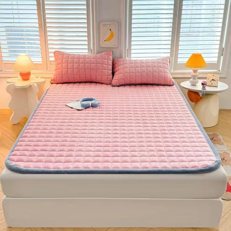 A double-thickened fitted bedsheet is used in the mattress.