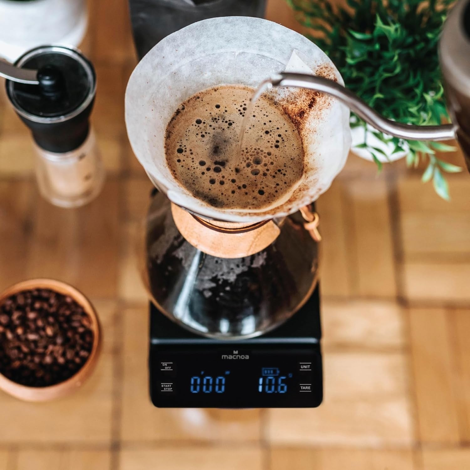 coffee drink is kept on Macnoa Coffee Scale