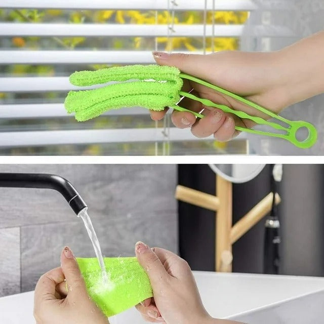 lady reusing the cloth of Microfiber Window Blinds Brush by washing