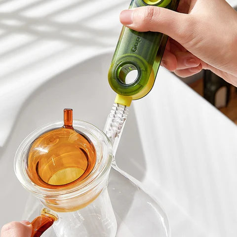 Cleaning with the help of the 3-in-1 Cup Lid Gap Cleaning Detail Brush Set