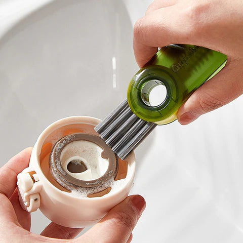 Cleaning with the help of the 3-in-1 Cup Lid Gap Cleaning Detail Brush Set
