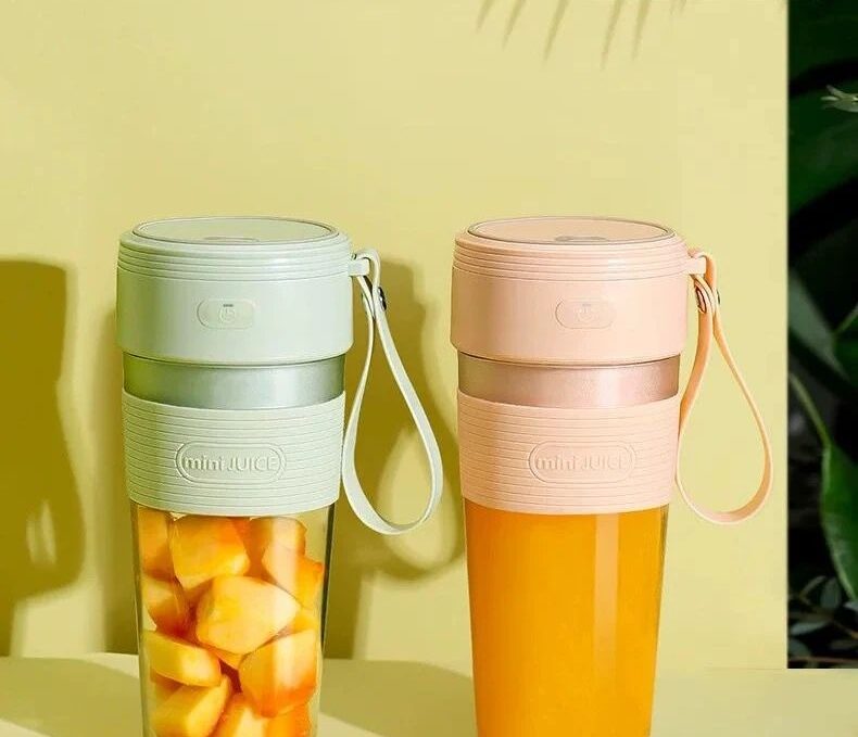 Two colors of 300ml USB Portable Electric Juicer Blender