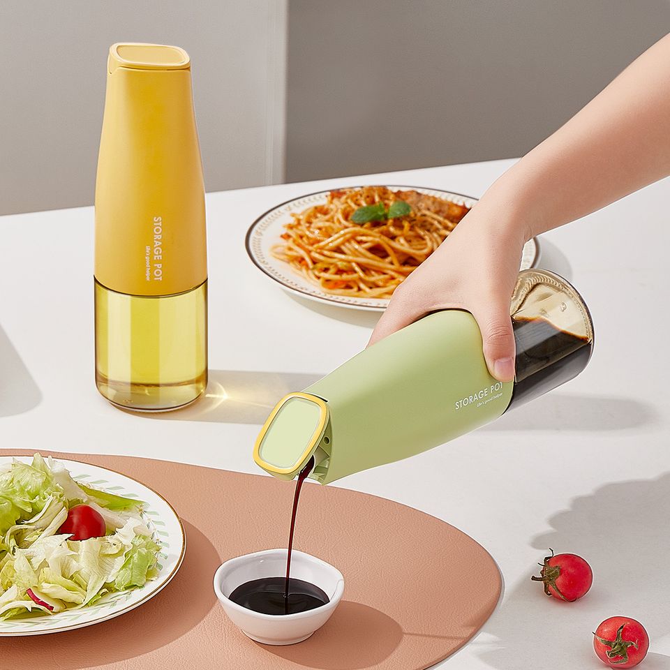 Someone is using a 500ml automatic opening and closing bottle