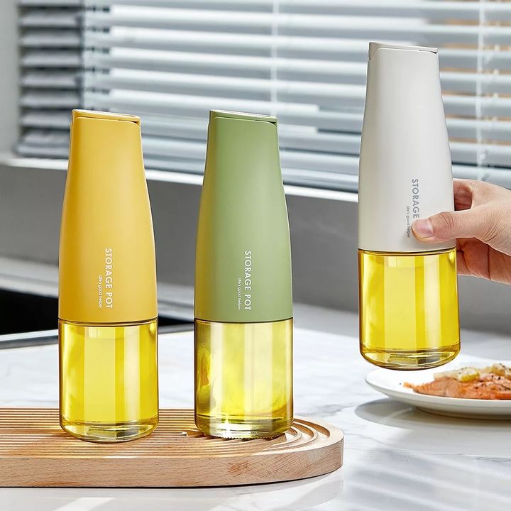 Someone is holding a 500ml automatic opening and closing bottle